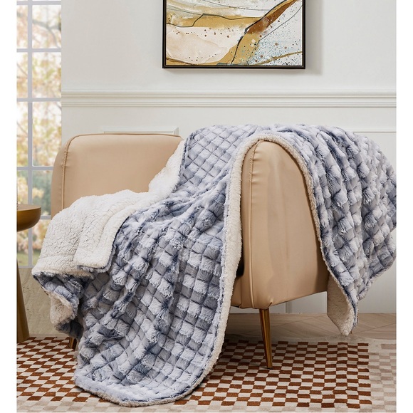 Royal Luxe Micro-Mink Sherpa Throw - Picture 4 of 4